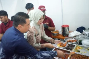 Windy Prihastari dan Konsul Malaysia Azizul Zekri membuka Mini Karnaval Malaysia 2025 di Universitas Tanjungpura Pontianak.