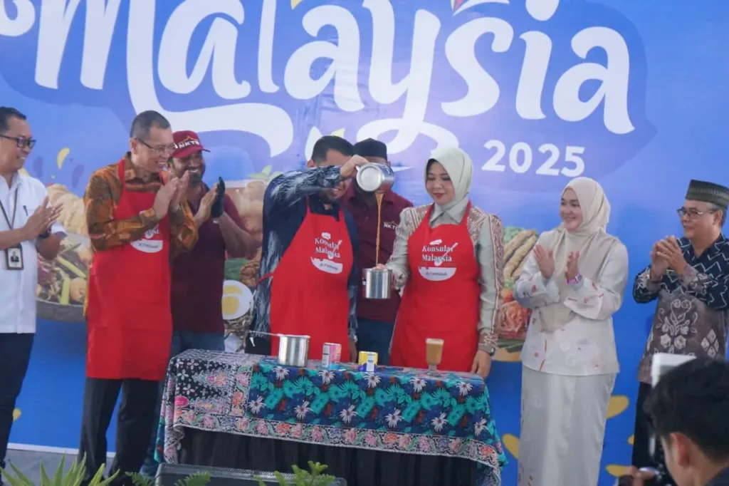 Windy Prihastari dan Konsul Malaysia Azizul Zekri membuka Mini Karnaval Malaysia 2025 di Universitas Tanjungpura Pontianak.