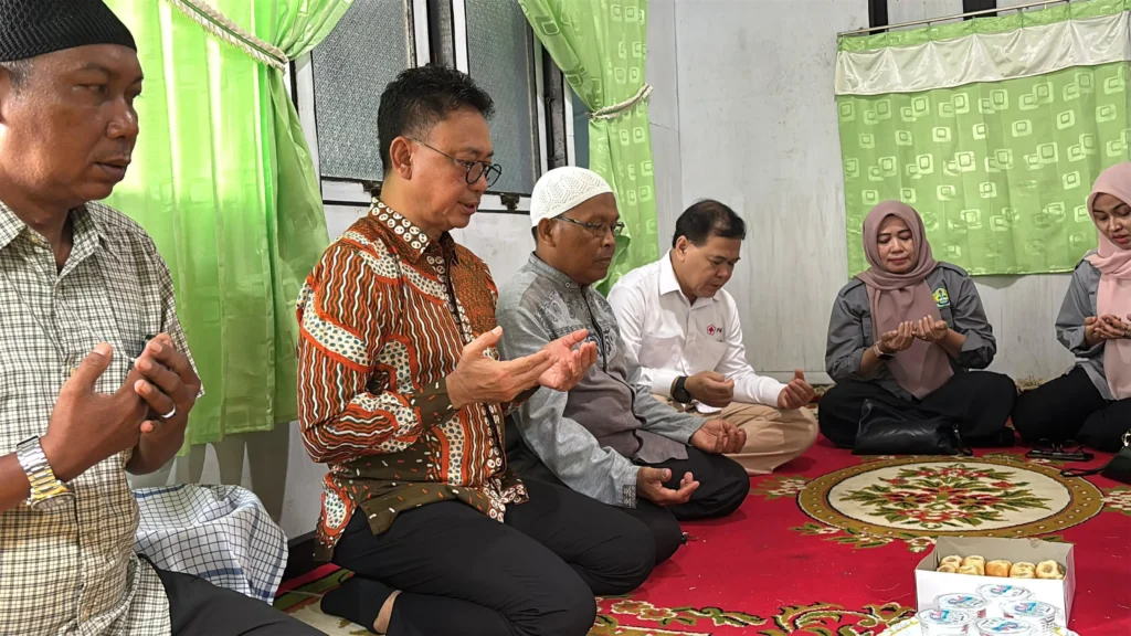 Wali Kota Pontianak Edi Rusdi Kamtono bertakziah ke rumah almarhum Halid, korban lakalantas dengan tronton di Jalan Tanjungpura.