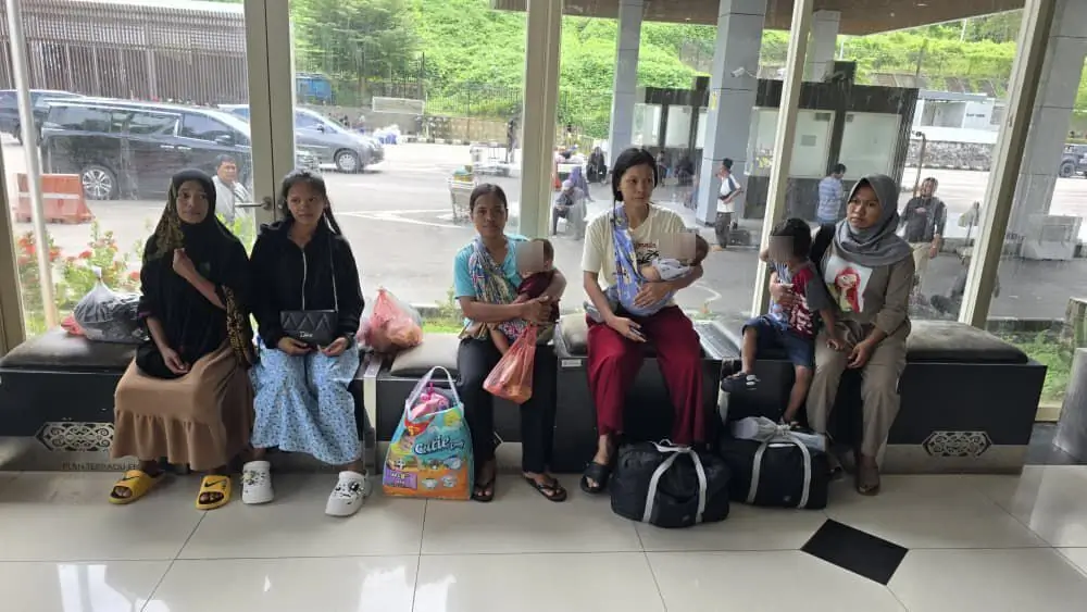 KJRI Kuching mendampingi proses pemulangan 227 WNI bermasalah, termasuk dua bayi dan satu ibu hamil, dari Sarawak melalui PLBN Entikong.