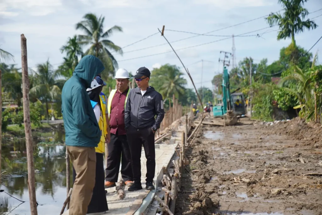 Wali Kota Pontianak Edi Rusdi Kamtono meninjau progres pembangunan turap di Parit Sungai Jawi Jalan Paralel Pal Lima.