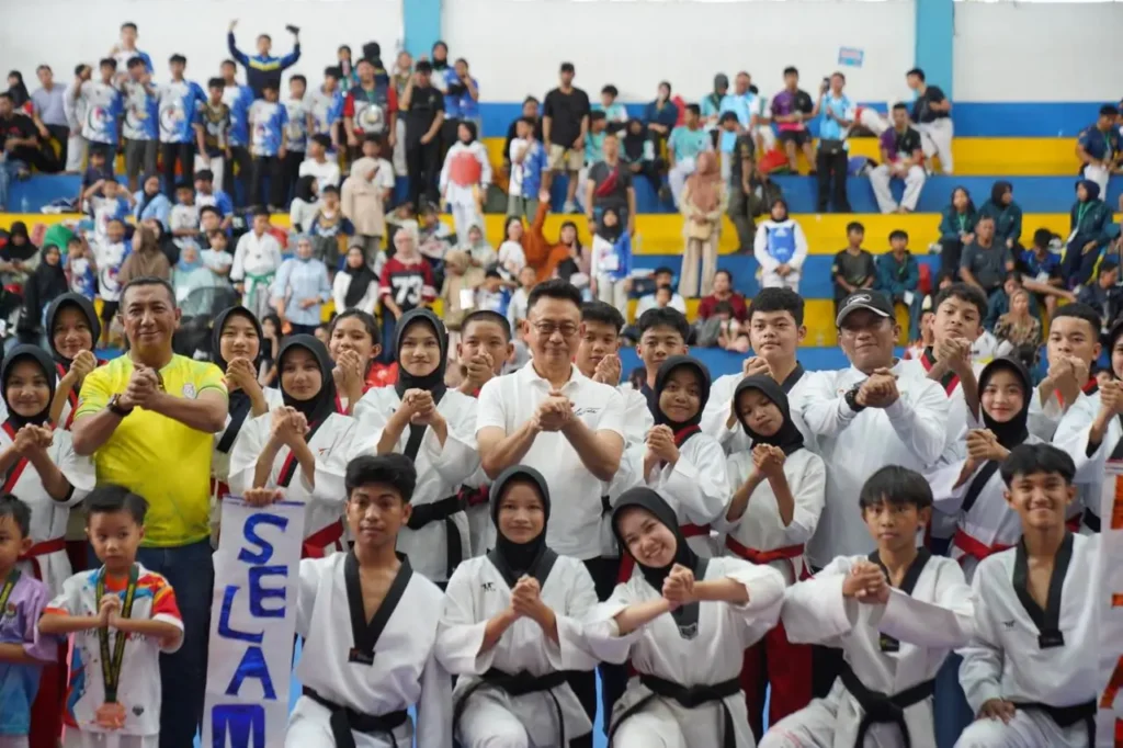 Wali Kota Pontianak Edi Rusdi Kamtono berfoto bersama para atlet Taekwondo yang berlaga di Wali Kota Cup 4