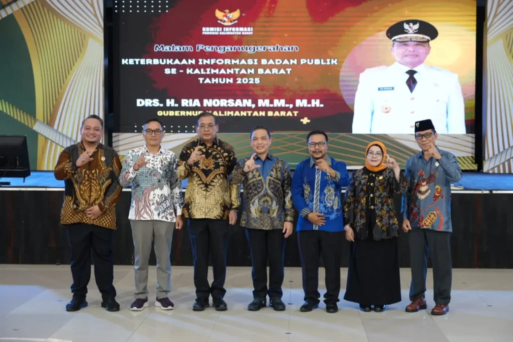 Gubernur Kalbar Ria Norsan bersama Ketua KIP RI dan jajaran Komisi Informasi Kalbar menghadiri Malam Penganugerahan Keterbukaan Informasi Publik 2025 di Pendopo Gubernur.