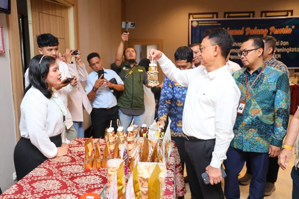 Wali Kota Pontianak Edi Rusdi Kamtono melihat produk-produk UMKM yang dipamerkan saat workshop.