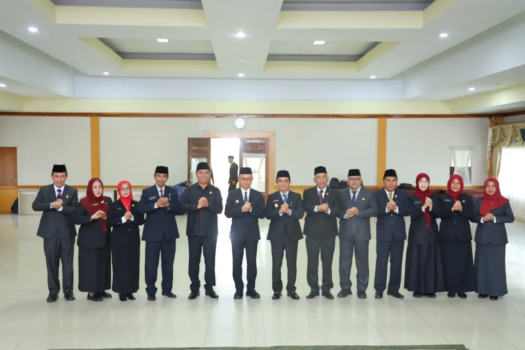 Wali Kota Pontianak Edi Rusdi Kamtono melantik 9 Pejabat Tinggi Pratama di Aula SSA Kantor Wali Kota Pontianak.