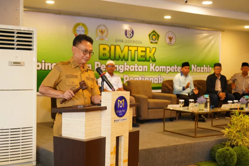 Wali Kota Pontianak Edi Rusdi Kamtono membuka kegiatan pembinaan dan peningkatan kompetensi nazir se-Kota Pontianak.