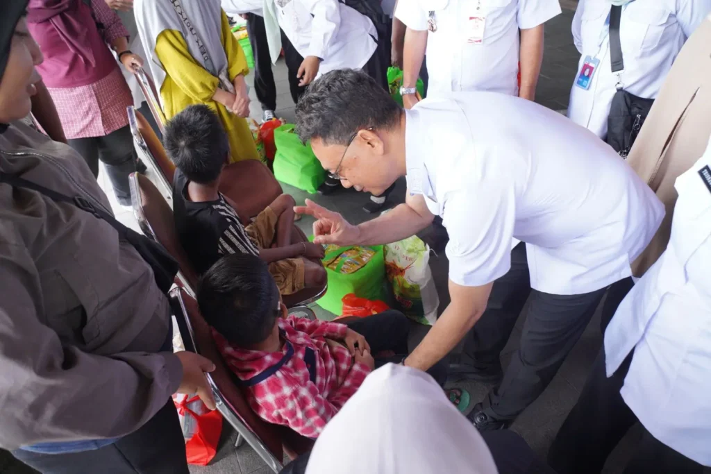 Wali Kota Pontianak Edi Rusdi Kamtono menyerahkan secara simbolis bantuan paket sembako dan nutrisi serta alat kebersihan diri kepada penyandang disabilitas.