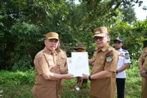 Gubernur Kalimantan Barat Ria Norsan meninjau lokasi rencana pembangunan Bandara Sukadana di Desa Riam Berasap, Kayong Utara.
