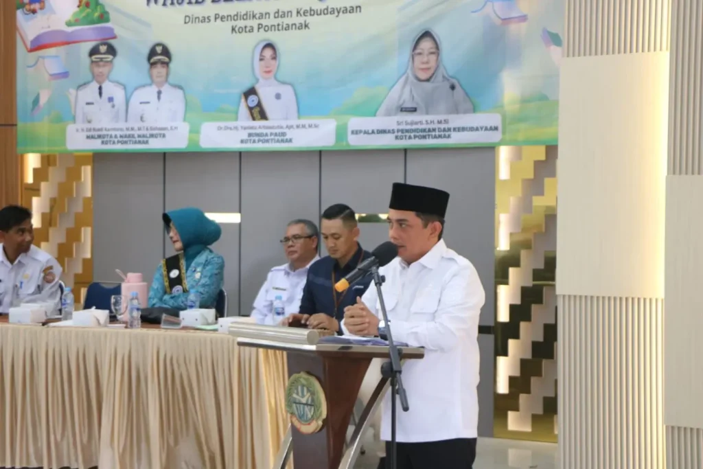Wakil Wali Kota Pontianak Bahasan saat membuka Sosialisasi PAUD Wajib Belajar 13 Tahun di Aula Kantor Camat Pontianak Timur.