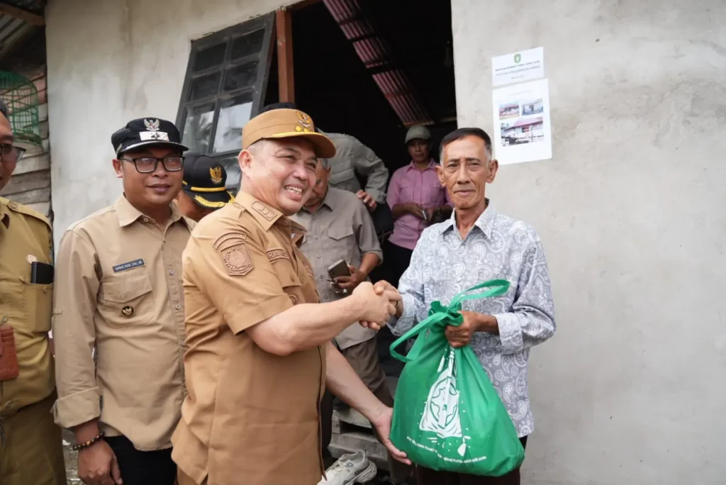 Gubernur Kalbar Ria Norsan meninjau program bedah rumah Kalbar di Desa Sungai Awan Kiri, Ketapang.
