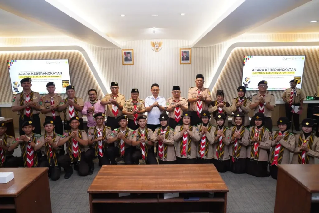 Wali Kota Pontianak Edi Rusdi Kamtono dan Ketua Kwarcab Pramuka Kota Pontianak Firdaus Zarin mengibarkan bendera pataka saat melepas anggota Pramuka yang akan mengikuti Raimuna Daerah 2025 di Sintang.