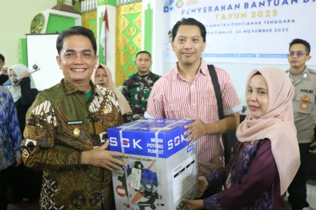 Wakil Wali Kota Pontianak Bahasan menyerahkan bantuan barang yang bersumber dari DAU 2025 kepada masyarakat di Kecamatan Pontianak Tenggara.