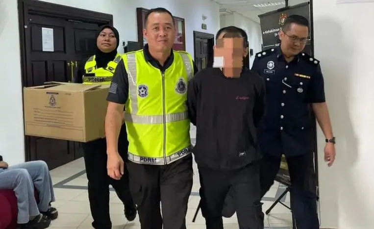 Tersangka HR asal Balai Karangan digiring petugas setelah kedapatan membawa ribuan lembar uang Ringgit Malaysia palsu