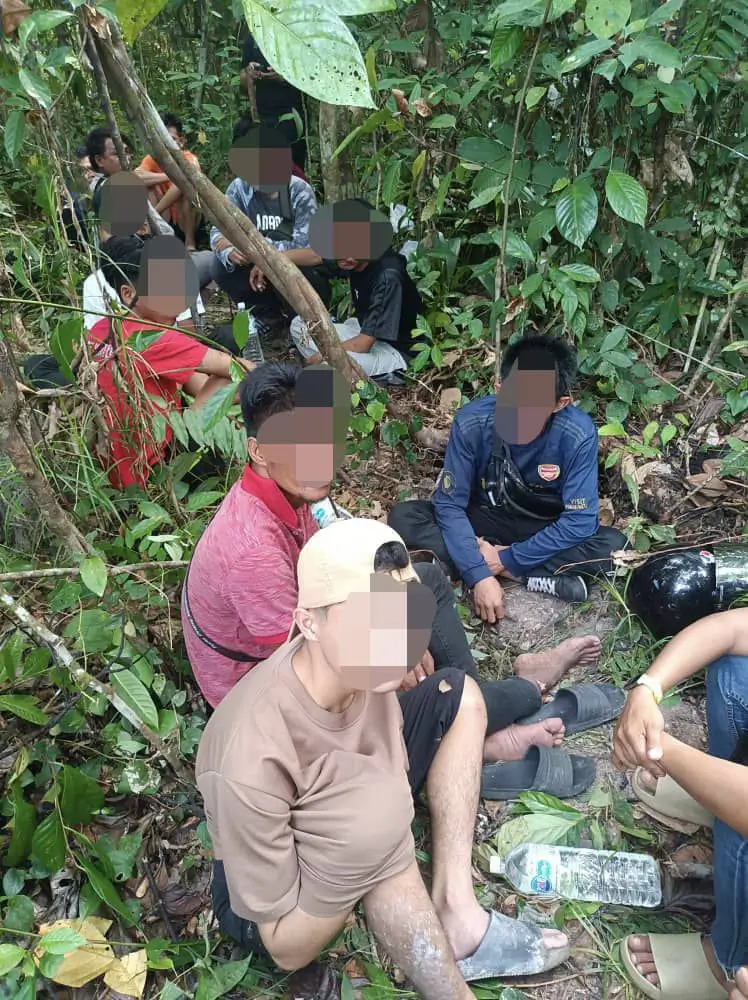 Polisi Sarawak saat menggerebek tempat persembunyian pecandu narkoba di kawasan hutan Bintangor