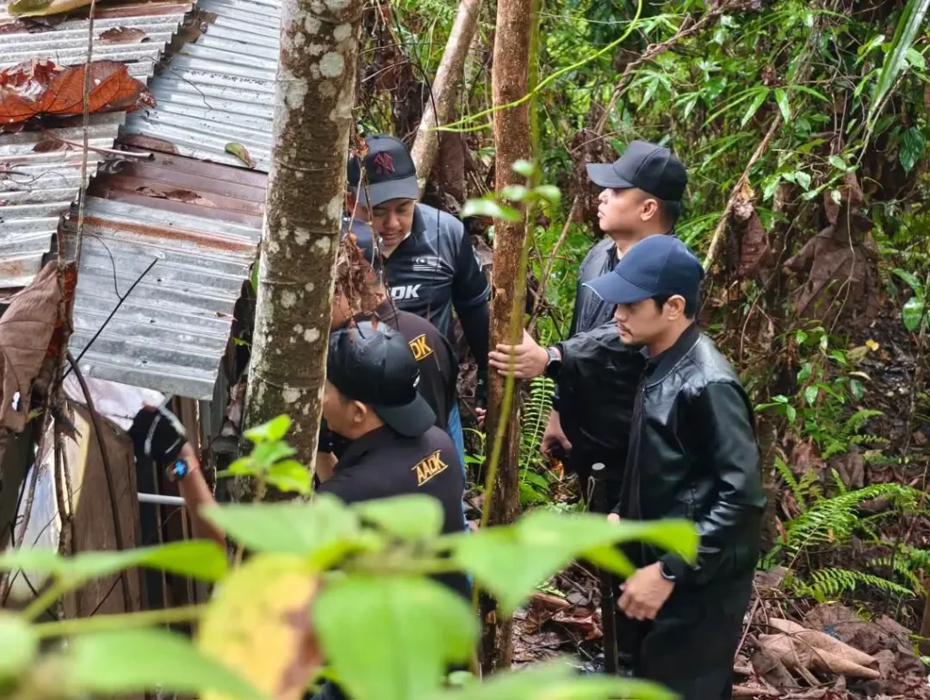 Petugas AADK Sarawak lakukan razia narkoba di sungai asap belaga.