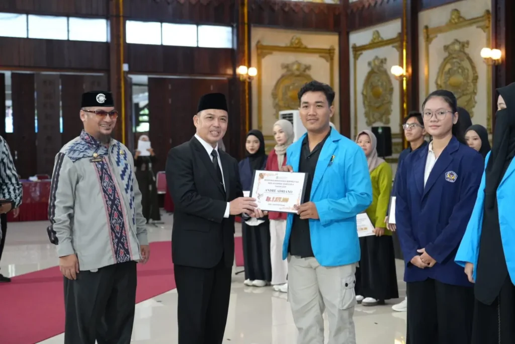 Gubernur kalbar ria norsan melantik dewan pendidikan dan menyerahkan beasiswa kepada mahasiswa berprestasi.