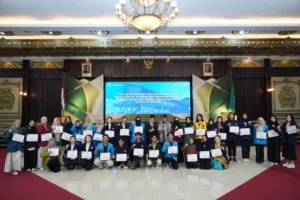 Gubernur Kalbar Ria Norsan melantik Dewan Pendidikan dan menyerahkan beasiswa kepada mahasiswa berprestasi.