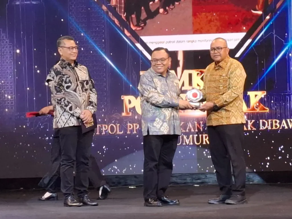 Ketua Komisi VII DPR RI Saleh Partaonan Daulay menyerahkan plakat penghargaan RRI Awards 2025 kepada Plt Kepala Dinas Komunikasi dan Informatika Kota Pontianak Yusnaldi mewakil Pemerintah Kota Pontianak.