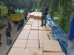 Barang bukti rokok dan bawang hasil penyelundupan yang digagalkan Tentara Malaysia di perbatasan Serikin