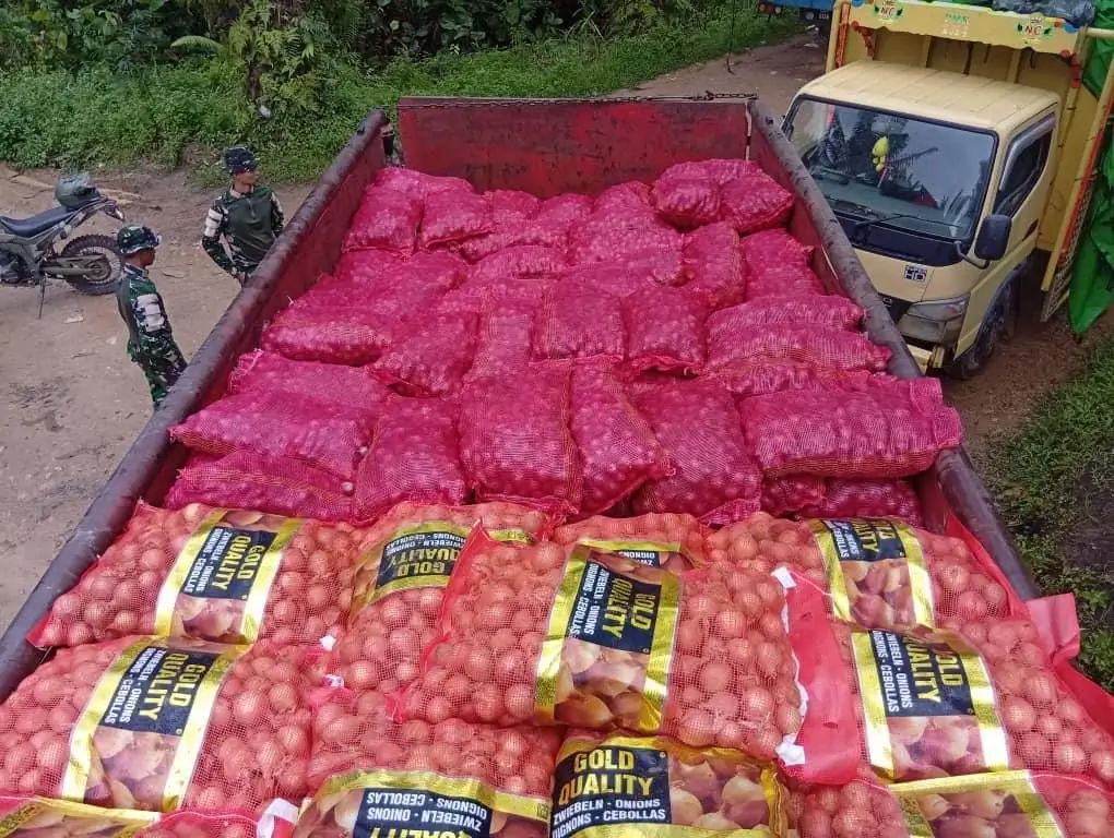 Barang bukti rokok dan bawang hasil penyelundupan yang digagalkan Tentara Malaysia di perbatasan Serikin