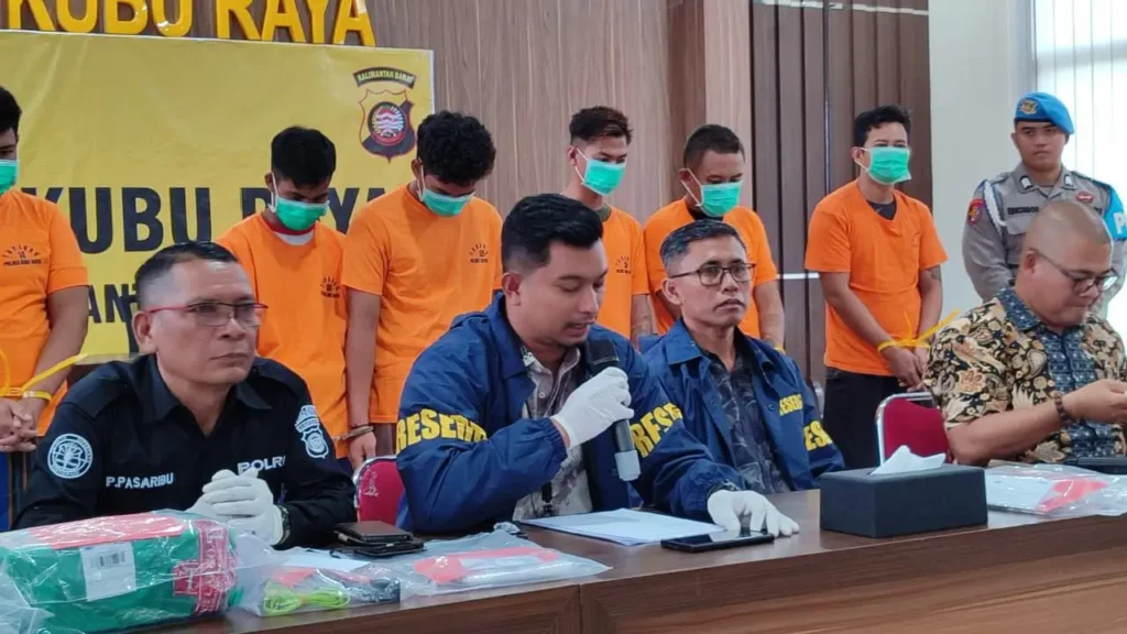 Kasat Reskrim Polres Kubu Raya IPTU Nunut Rivaldo Simanjuntak menjelaskan pengungkapan kasus kekerasan seksual terhadap anak dalam konferensi pers.