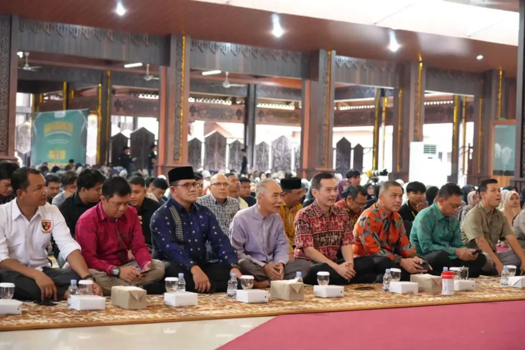 Gubernur Kalbar Ria Norsan menghadiri Silaturahmi Akbar KMKS bersama ratusan mahasiswa Sambas di Pendopo Gubernur Pontianak.