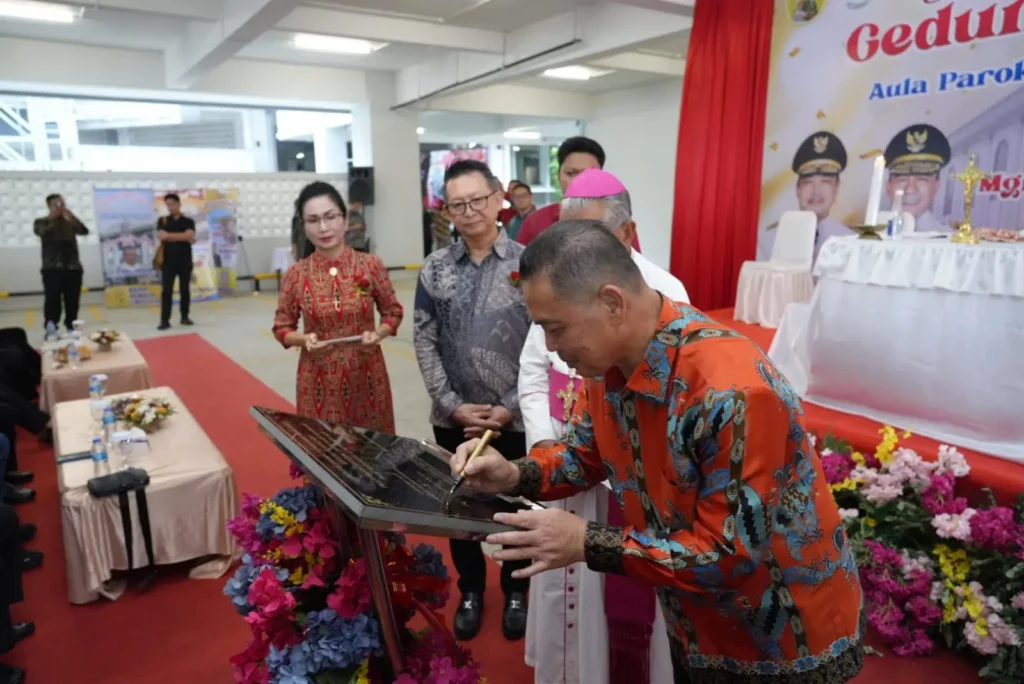 Gubernur Kalbar Ria Norsan meresmikan Gedung Pasifikus Bos di Katedral Santo Yosef Pontianak bersama para pejabat dan umat.