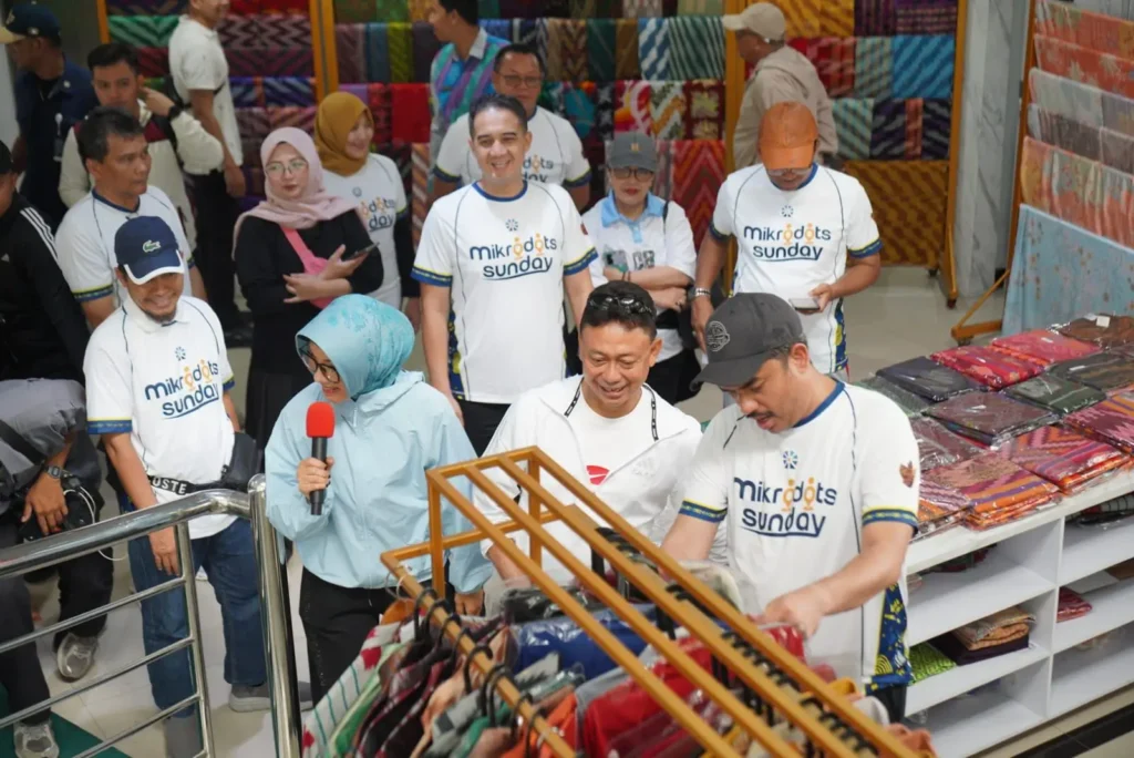 Menteri UMKM Maman Abdurrahman melihat produk-produk UMKM saat berkunjung ke Gedung UMKM Center Pontianak.