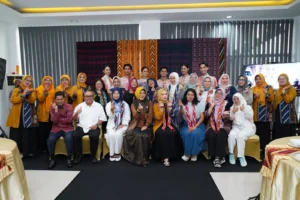 Foto bersama istri para Rektor se-Indonesia dengan jajaran Dekranasda Kota Pontianak.
