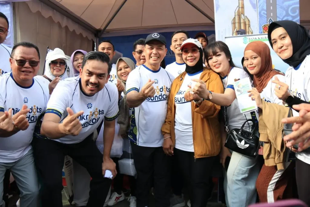 Gubernur Ria Norsan bersama Menteri UMKM Maman Abdurahman menghadiri kegiatan MikroDOTS 2025 di Car Free Day Pontianak untuk mendukung pengembangan UMKM.