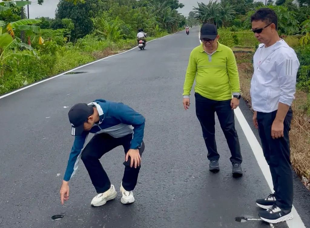 Wali Kota Pontianak Edi Rusdi Kamtono meninjau pembangunan infrastruktur di wilayah Pontianak Utara, salah satunya Jalan Kebangkitan Nasional.
