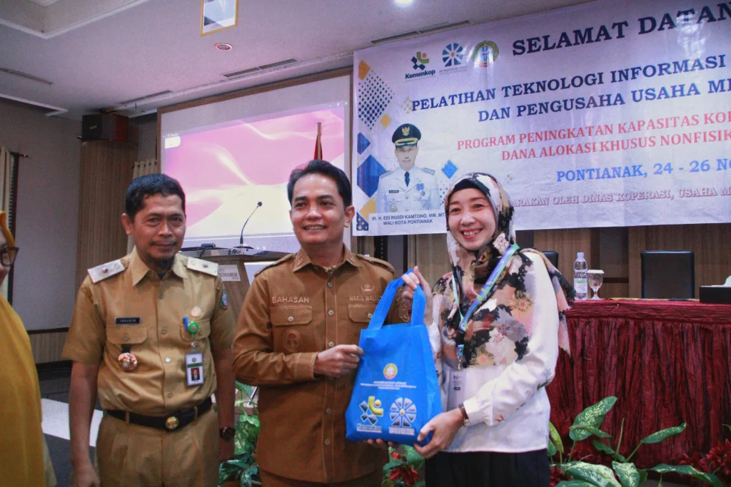 Wakil Wali Kota Pontianak Bahasan menyerahkan cenderamata kepada peserta pelatihan.