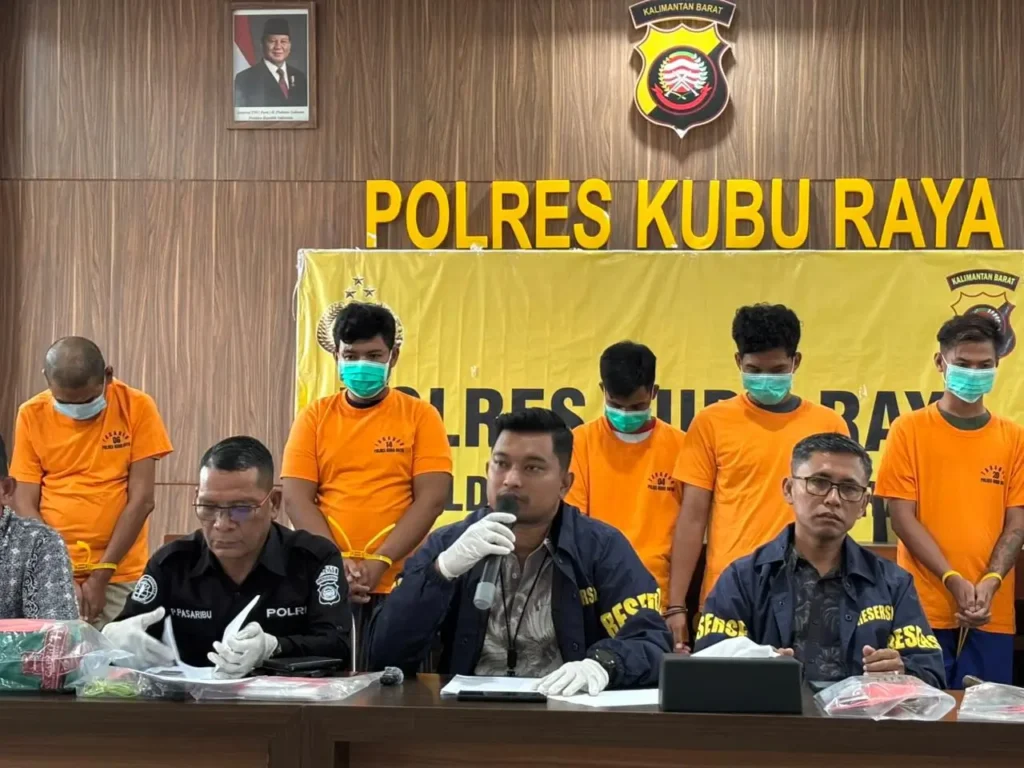 Petugas Satreskrim Polres Kubu Raya saat memberikan keterangan pers pengungkapan kasus kekerasan seksual terhadap anak di Sungai Raya.