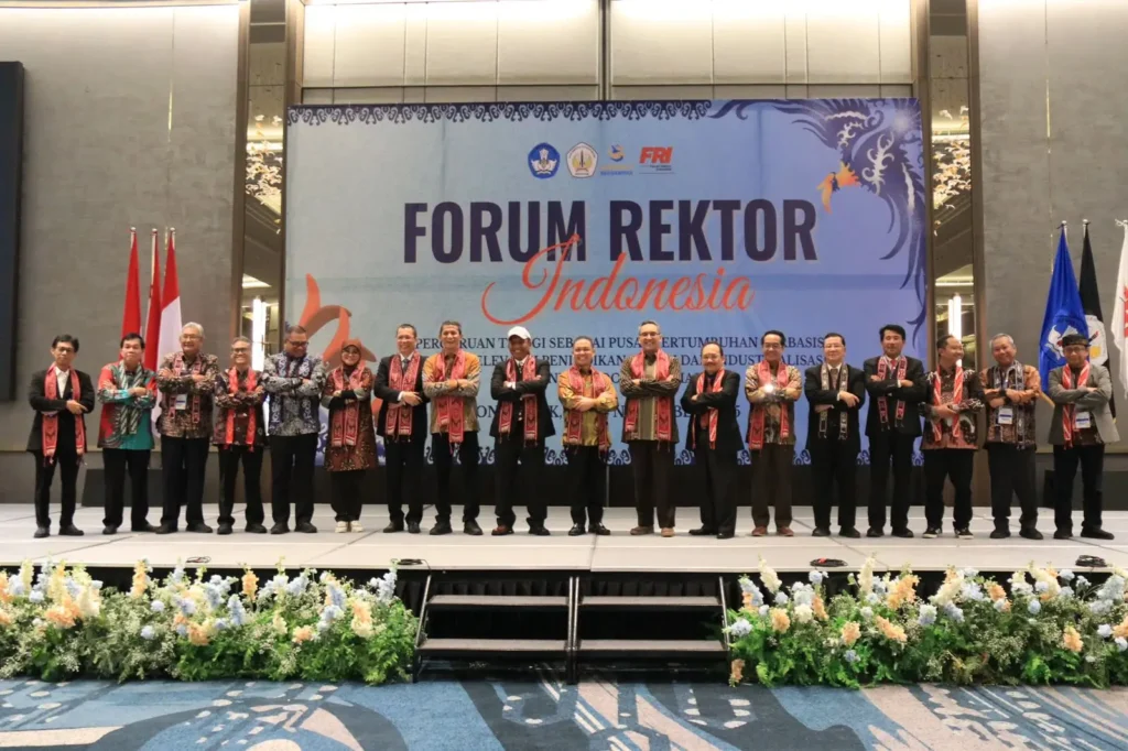 Gubernur Kalimantan Barat Ria Norsan foto bersama para rektor peserta forum Rektor Indonesia di Pontianak