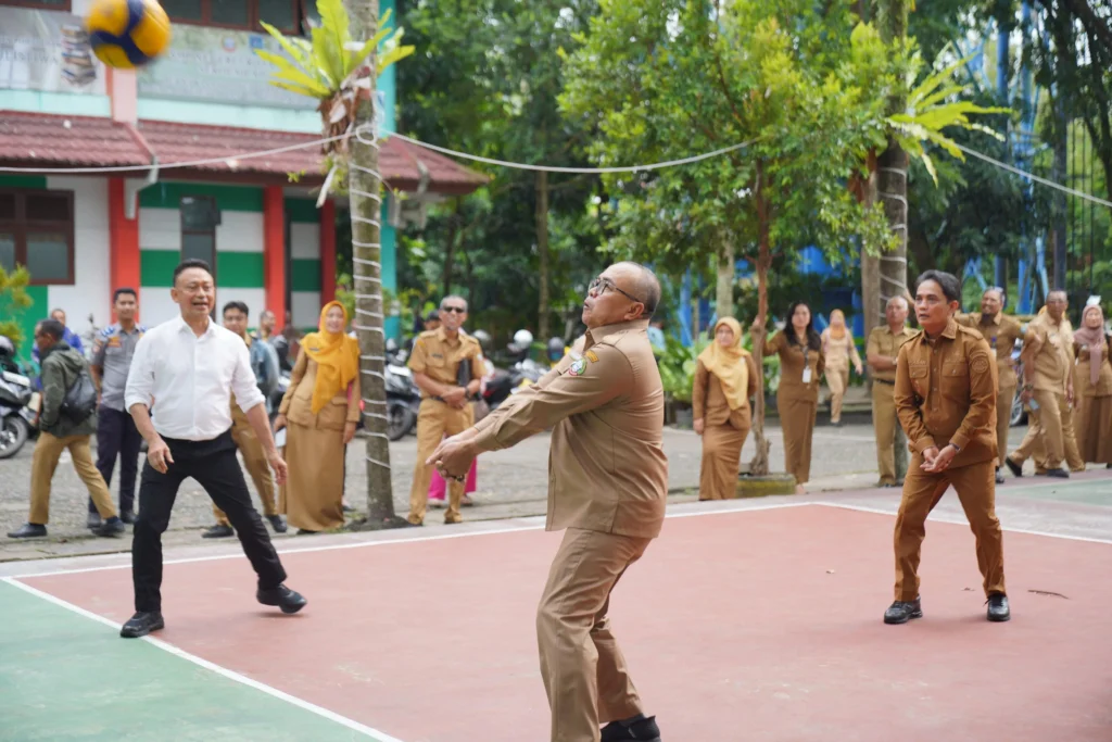 Wali Kota Pontianak Edi Rusdi Kamtono, Wakil Wali Kota Bahasan dan Asisten Administrasi Pembangunan Yusnaldi ikut bermain voli usai membuka pertandingan bola voli antar ASN Pemkot Pontianak.