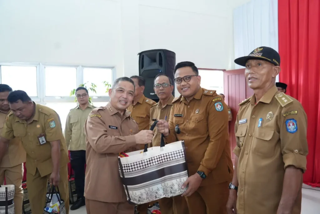 Gubernur Kalimantan Barat Ria Norsan meluncurkan Program Gema Membangun Desa di Sungai Kakap.