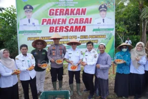 Wali Kota Pontianak Edi Rusdi Kamtono didampingi Plt Kepala Dinas Pangan Pertanian dan Perikanan Kota Pontianak Muchammad Yamin menunjukkan hasil panen cabai.