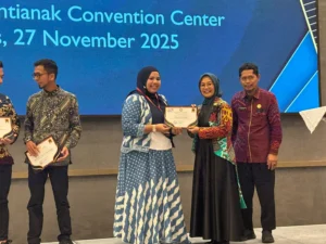  Inspektur Kota Pontianak Trisnawati menyerahkan piagam penghargaan kepada para seller dan buyer atas partisipasinya pada Business Matching.