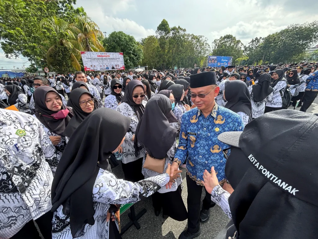 Momen Wali Kota Pontianak Edi Rusdi Kamtono diminta berswafoto bersama para guru usai upacara peringatan HUT KORPRI dan Hari Guru Nasional.