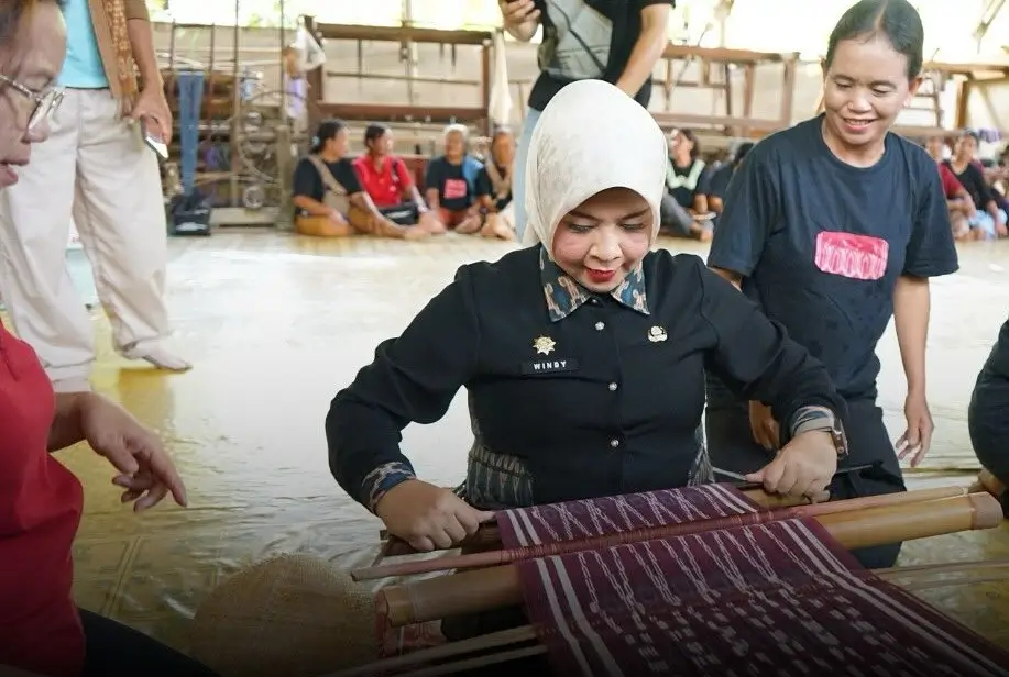 Windy Prihastari bersama pengrajin tenun Suku Mualang di Desa Kumpang Ilong, Sekadau, Kalimantan Barat. (instagram.com/disporaparkalbar)