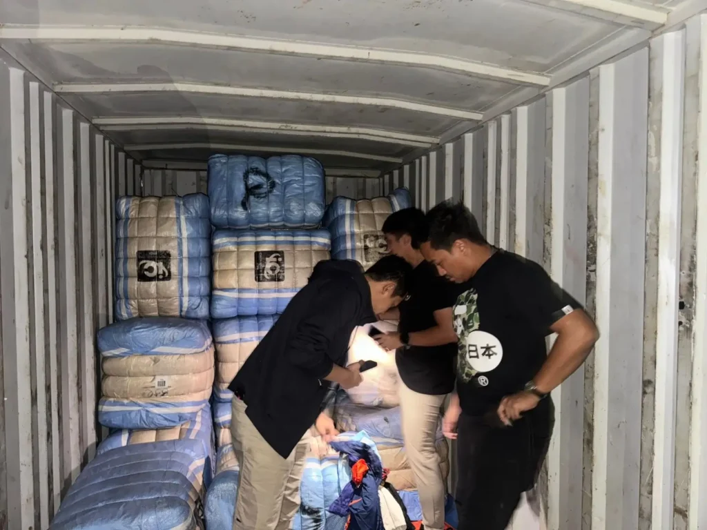 Polisi menyita bal pakaian bekas impor ilegal dalam penggerebekan di Duren Sawit, Jakarta Timur. (Dok.Polda Metro Jaya)