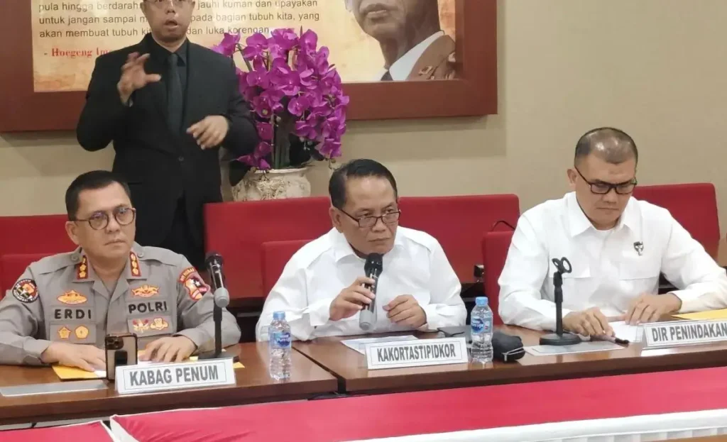 Petugas Polri menangani penyidikan kasus korupsi PLTU Kalbar. (Tribratanews.polri.go.id)