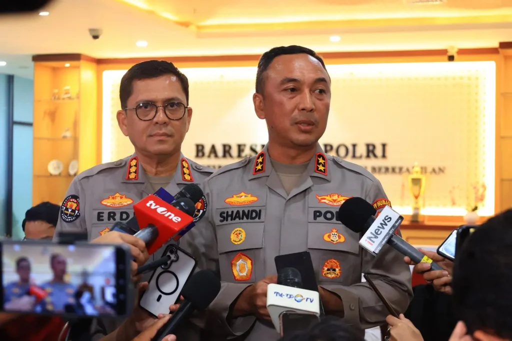 Kadivhumas Polri Irjen Pol. Sandi Nugroho memberikan keterangan pers terkait implementasi putusan MK tentang penugasan anggota Polri di jabatan sipil. (tribratanews.polri.go.id)