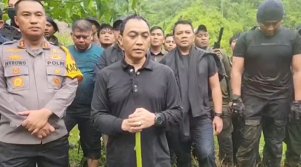 Personel Bareskrim Polri melakukan pemusnahan ladang ganja di wilayah Gayo Lues, Aceh, dengan total luas 51,75 hektar. (tribratanews.polri.go.id)
