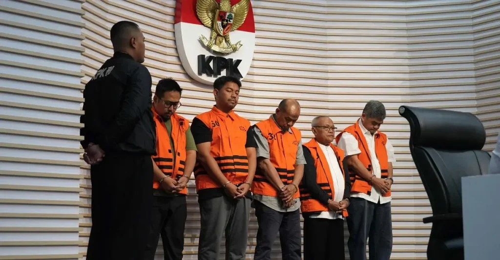 Lima tersangka kasus korupsi Dana PEN Situbondo digiring petugas KPK usai menjalani pemeriksaan di Gedung Merah Putih, Jakarta. (Dok. KPK)
