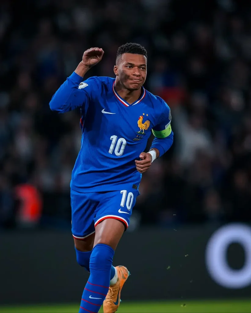 Pemain Prancis Kylian Mbappe merayakan gol saat menghadapi Ukraina dalam laga Kualifikasi Piala Dunia. (instagram.com/equipedefrance)