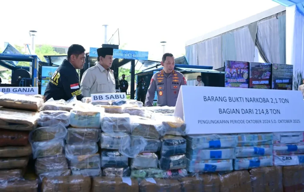 Presiden Prabowo meninjau tumpukan barang bukti narkoba sebelum proses pemusnahan menggunakan incinerator. (BPMI Setpres/Muchlis Jr)