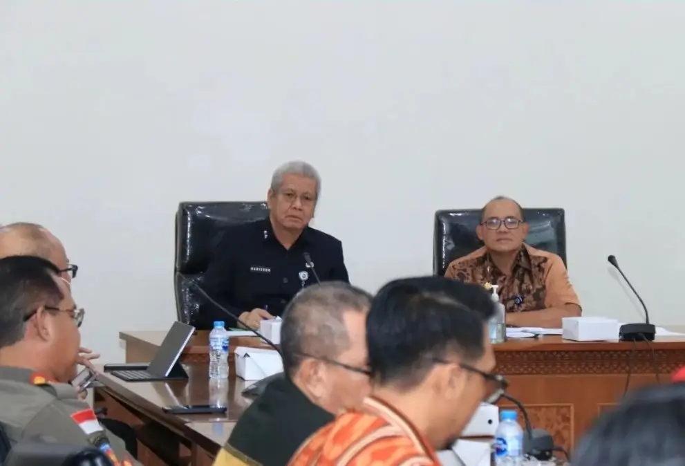Sekda Kalbar Harisson memimpin rapat koordinasi kesiapan ketersediaan pangan menjelang Natal dan Tahun Baru 2025/2026. (instagram.com/adpim.provkalbar)