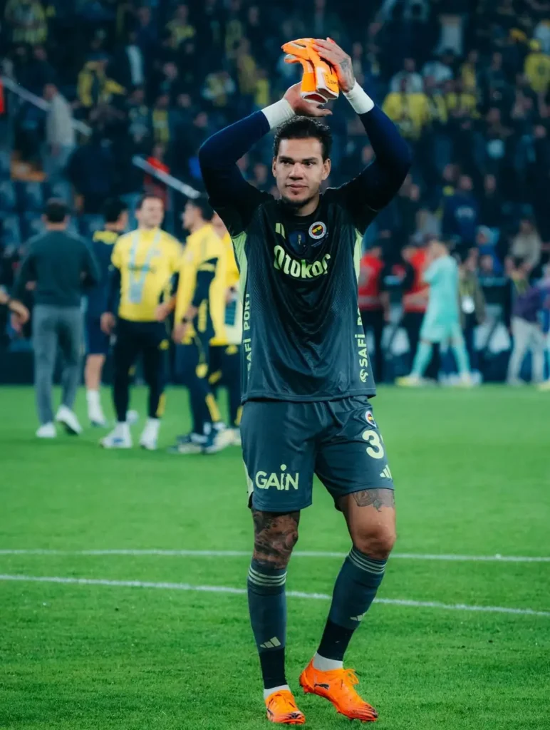 Ederson mengungkapkan keputusannya meninggalkan Manchester City karena ingin mencari kebahagiaan dan tantangan baru di Fenerbahce. (instagram.com/ederson93)