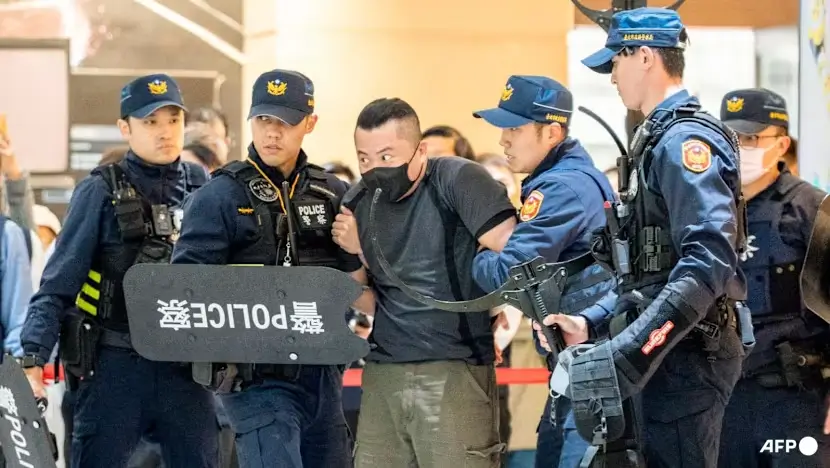 Petugas keamanan Taipei melakukan simulasi penanganan serangan di stasiun metro setelah insiden penikaman massal. (Foto : AFP/Huang Yu Chien)